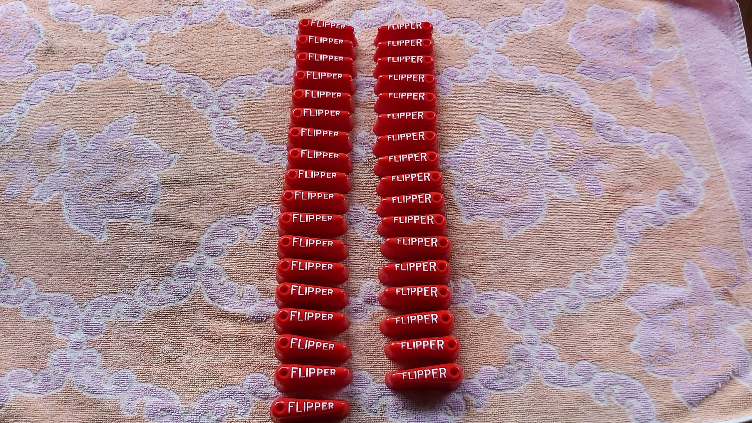 mehrere Paare NOS Flipperfinger klein rot mit weißer Aufschrift „Flipper“