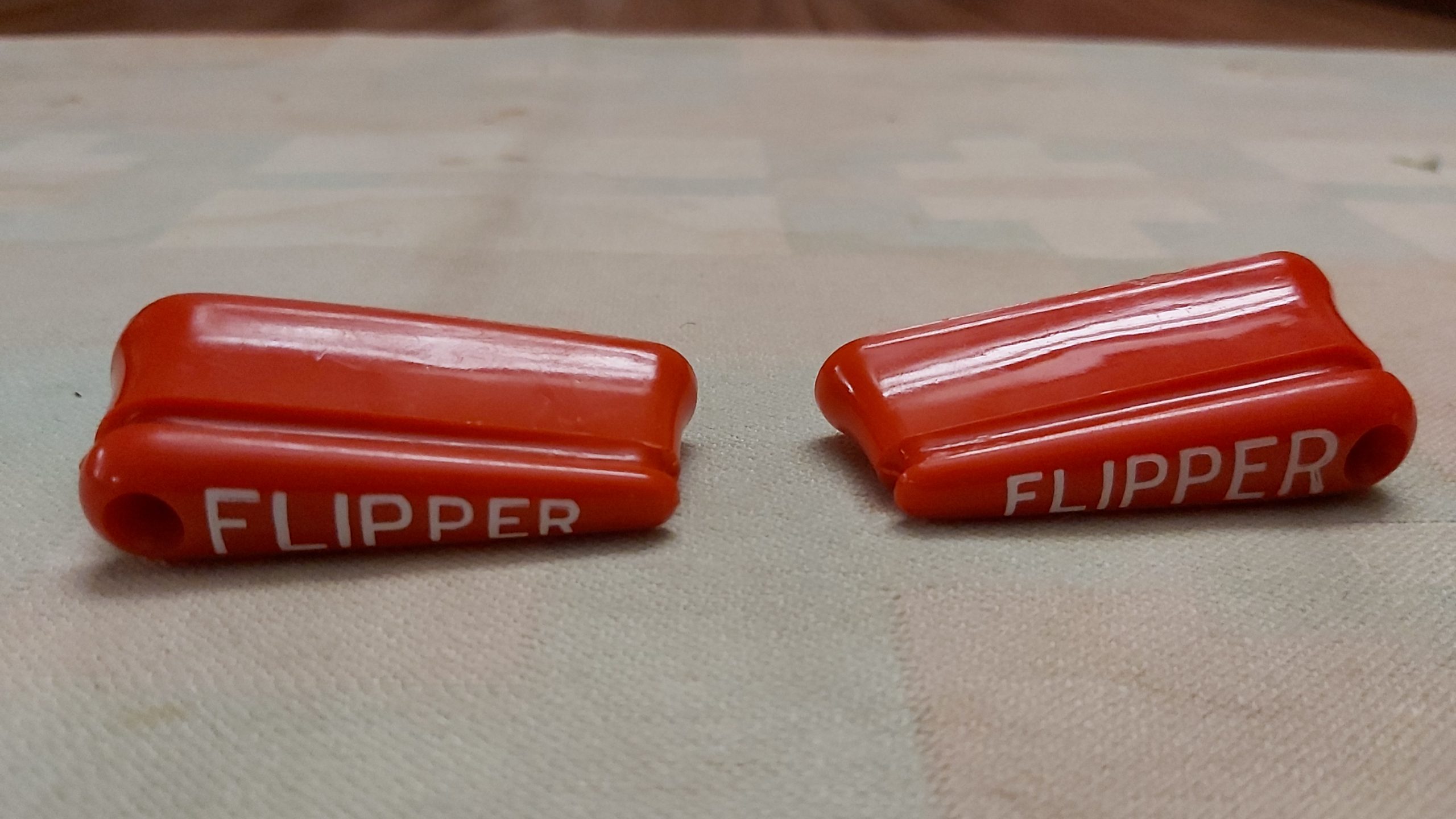 mehrere Paare NOS Flipperfinger klein rot mit weißer Aufschrift „Flipper“