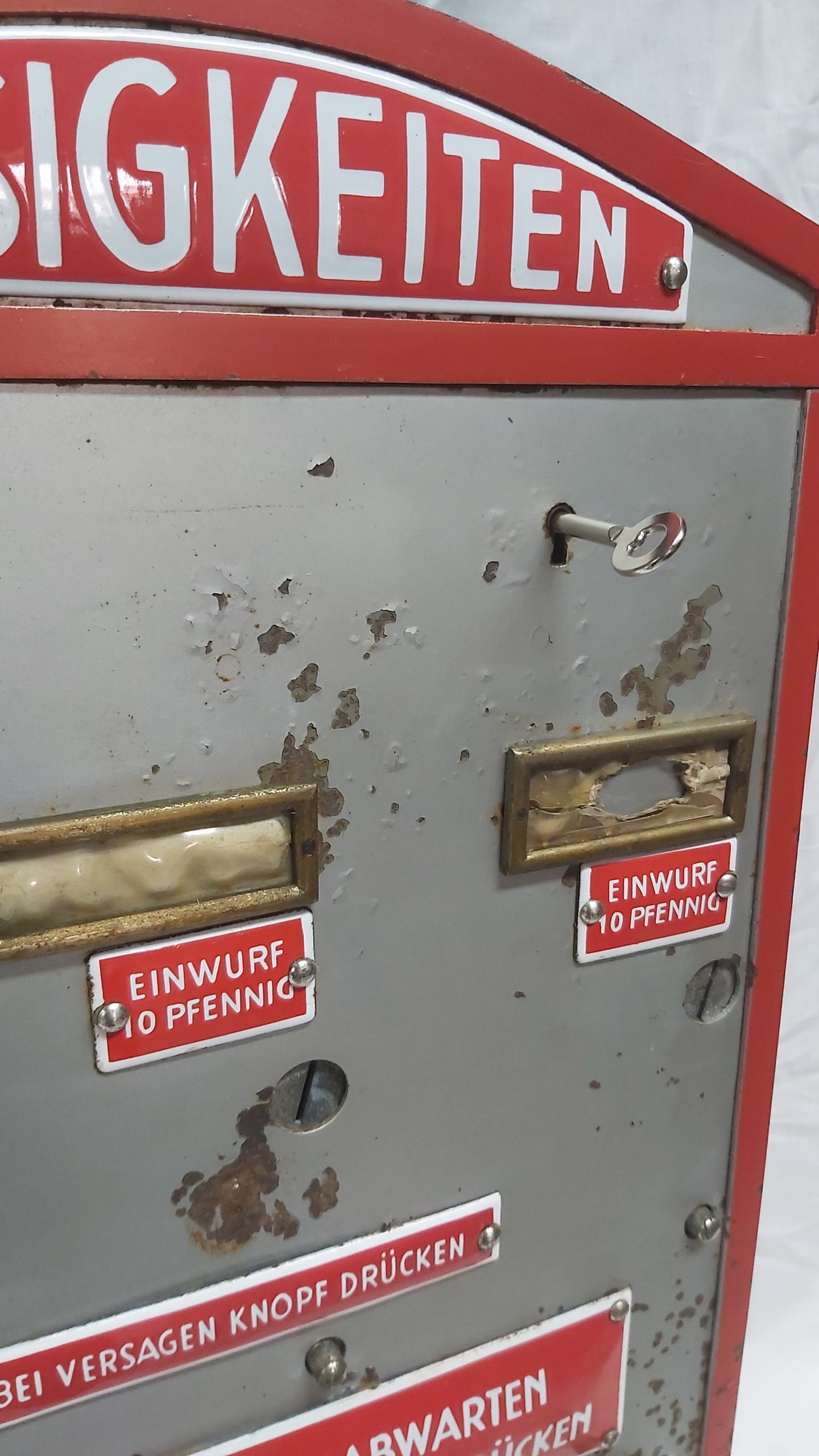 Süssigkeitenautomat mit Emailschildern
