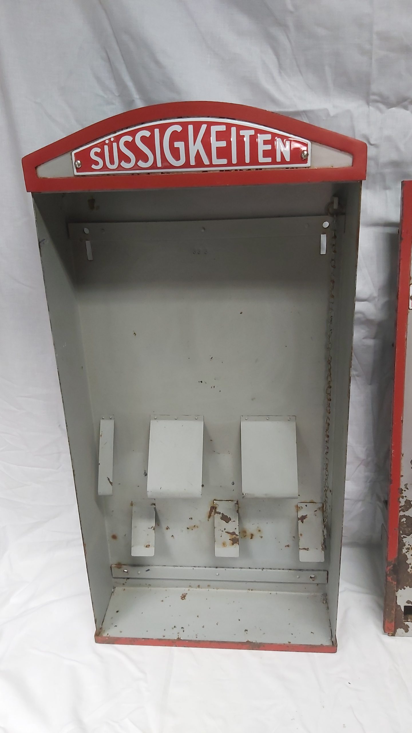 Süssigkeitenautomat mit Emailschildern