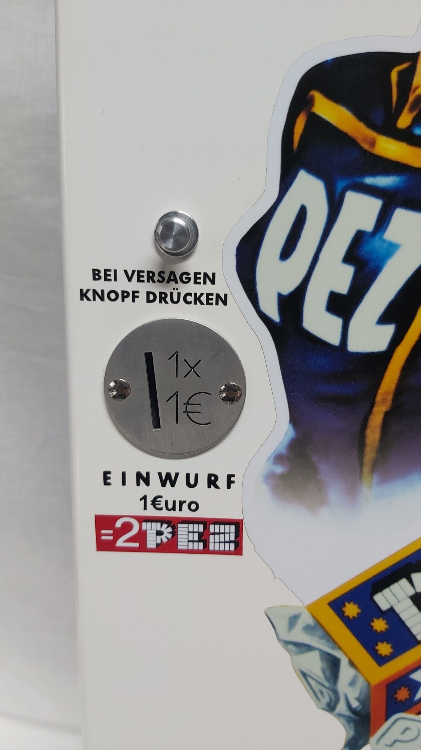 PEZ Automat 3 Schacht weiß mit 1 Euro Einwurf